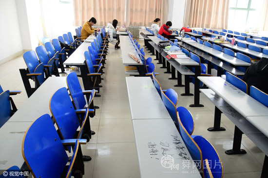 青岛高校开学 考研占座“大戏”上演