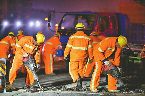 ����700������ҹ�޲���ʮ·�ȡ���·���ˡ�