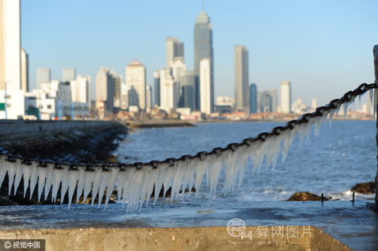 山东烟台大风降温过后变“冰城” 景色蔚为壮观