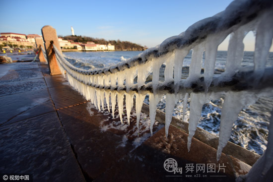 山东烟台大风降温过后变“冰城” 景色蔚为壮观