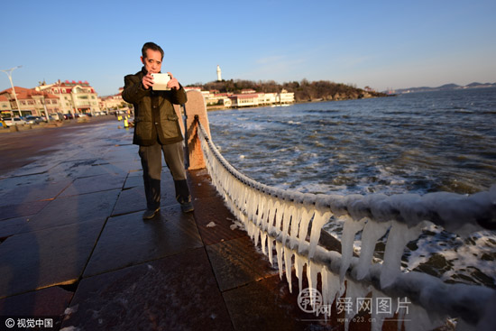 山东烟台大风降温过后变“冰城” 景色蔚为壮观