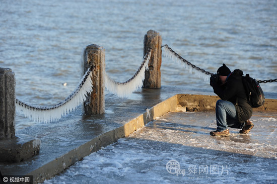 山东烟台大风降温过后变“冰城” 景色蔚为壮观