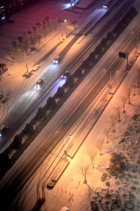 济南：降雪两小时大地披银装 积雪最厚处约2厘米