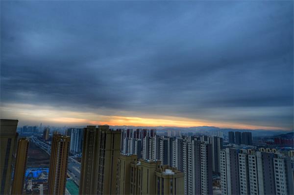 泉城济南天空阴沉沉：大雪尚未到 朝霞一线天