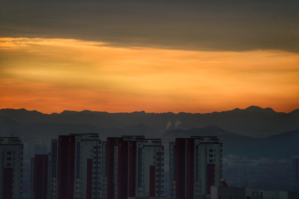 泉城济南天空阴沉沉：大雪尚未到 朝霞一线天