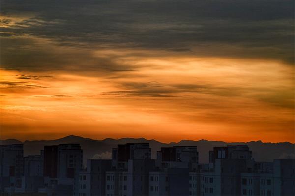 泉城济南天空阴沉沉：大雪尚未到 朝霞一线天