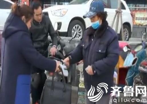济南一共享单车停放点变看车处 看车大妈称地盘是自己的