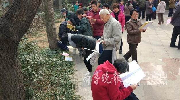 济南十年相亲角陷尴尬境地：男女比2:8 有婚介揽生意