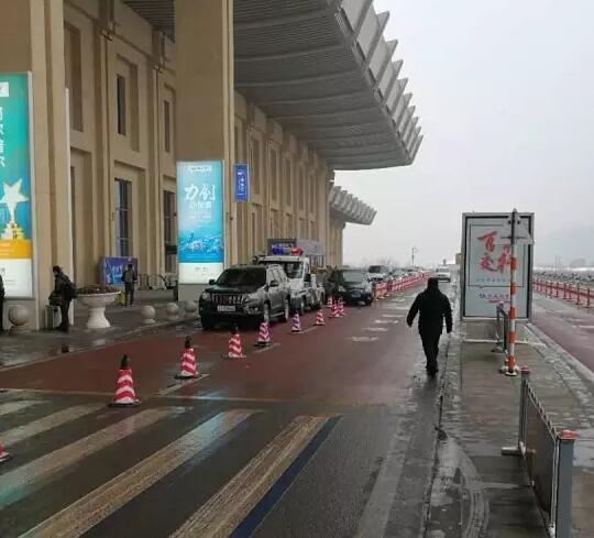 济南西站各处路面良好 积雪清除完毕