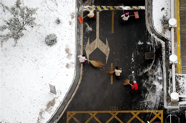 济南：春雪过后大地“染白” 道路基本通畅无积雪