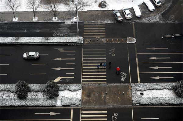 济南：春雪过后大地“染白” 道路基本通畅无积雪