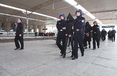 情侣被债逼“疯”了？持刀劫持女司机 欠下百万元债务