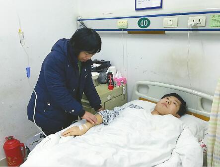 村里的“高考状元”患尿毒症 村民凑5万善款