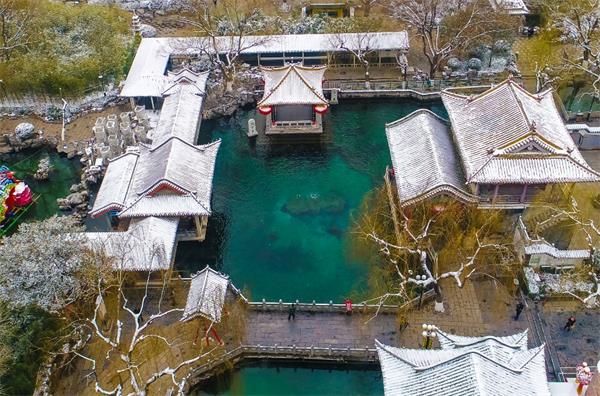 趵突泉大明湖等景区银装素裹 众多游人与市民被吸引