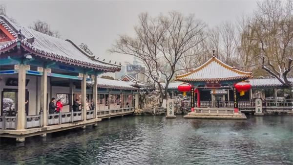 趵突泉大明湖等景区银装素裹 众多游人与市民被吸引