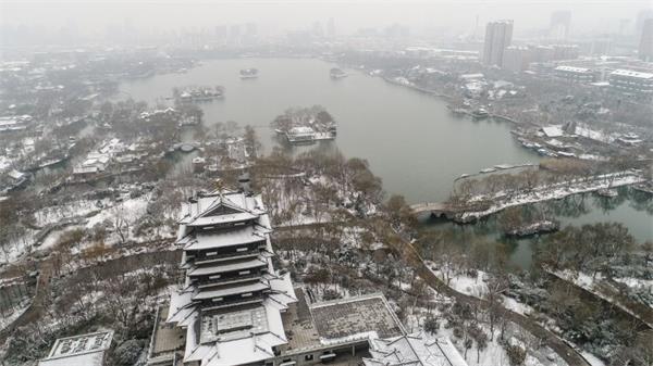 趵突泉大明湖等景区银装素裹 众多游人与市民被吸引