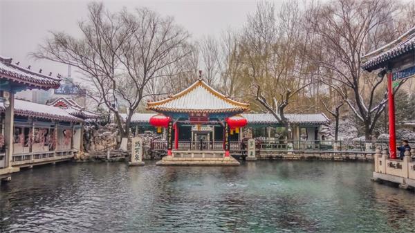 趵突泉大明湖等景区银装素裹 众多游人与市民被吸引