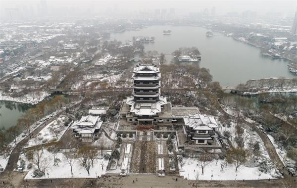 趵突泉大明湖等景区银装素裹 众多游人与市民被吸引