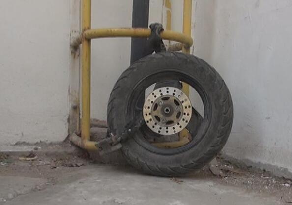 济南价值万元摩托被偷只剩前轮 还有更囧的事情