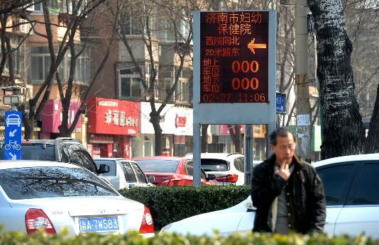 纬一路两侧禁停 市妇幼保健医院就诊停车一位难求