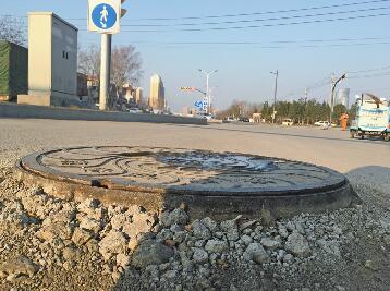 日均接到30余条投诉 破损井盖产权不明成治理