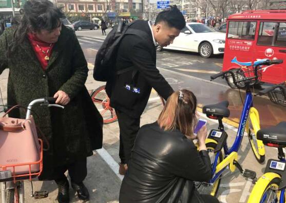 共享“小蓝车”首现济南街头 超600信用分可免押金骑行