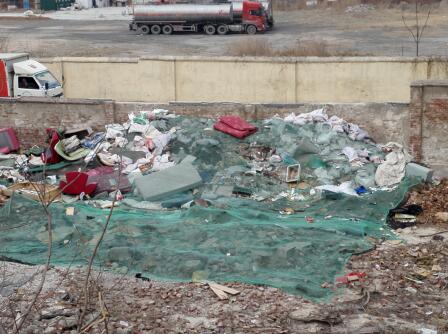 济南一废弃大院变身垃圾场 距环宇城仅一条马路相隔 