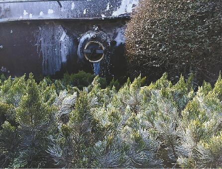 槽罐车转弯失控侧翻槽罐破裂 10吨液态碱流进绿化带