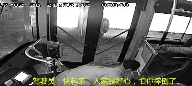 济南K96路公交车上发生惊险一幕 男子推搡驾