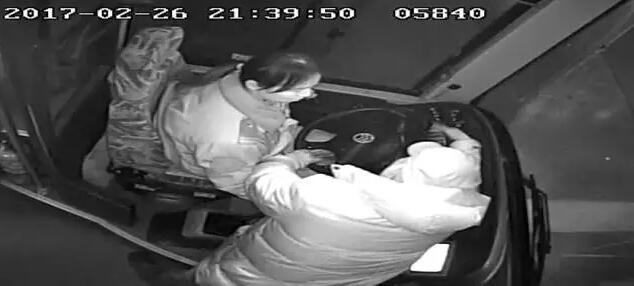 济南K96路公交车上发生惊险一幕 男子推搡驾