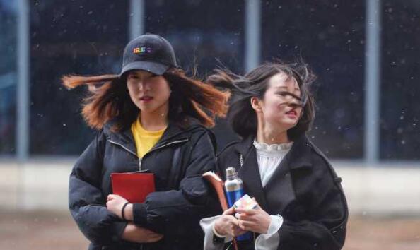驱尘春雪短暂飘 济南3小时气温从8℃骤降至1℃