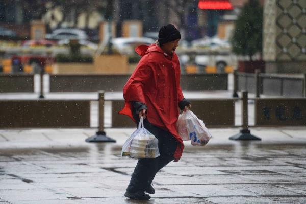 济南数十名“外卖小哥”与时间赛跑 为了多赚一元钱