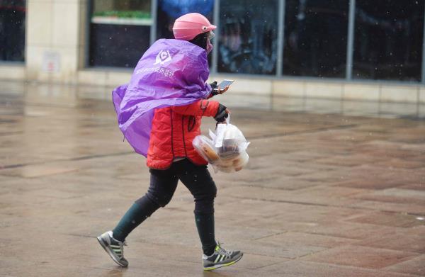 济南数十名“外卖小哥”与时间赛跑 为了多赚一元钱