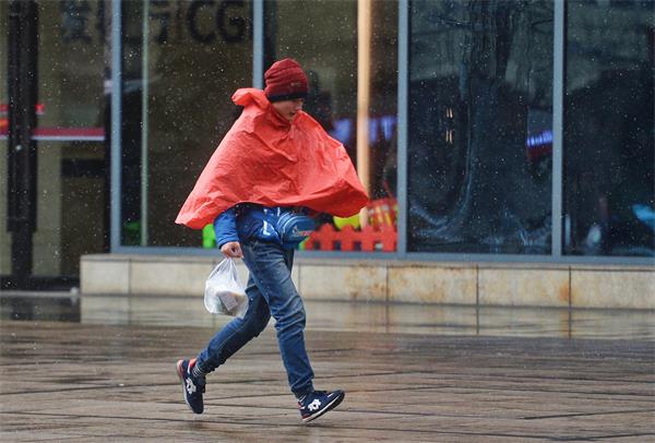 济南数十名“外卖小哥”与时间赛跑 为了多赚一元钱