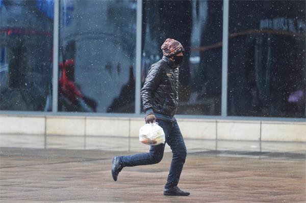 济南数十名“外卖小哥”与时间赛跑 为了多赚一元钱