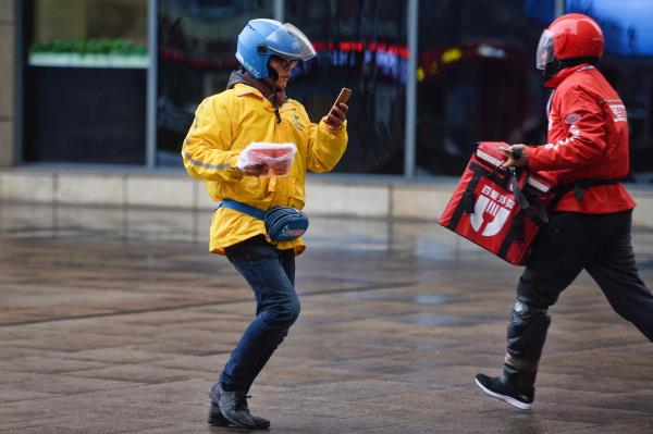 济南数十名“外卖小哥”与时间赛跑 为了多赚一元钱