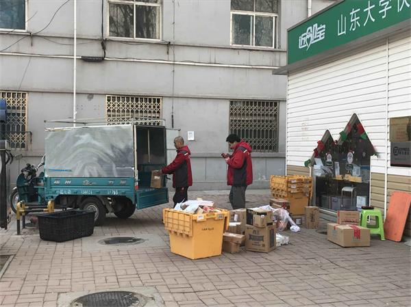 济南校园快递进入自助时代 不再“摆地摊”