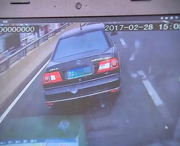 济南高架桥上救护车呼啸而来 竟然有私家车没有避让？