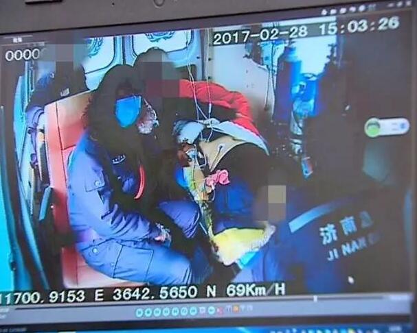 济南高架桥上救护车呼啸而来 竟然有私家车没有避让？