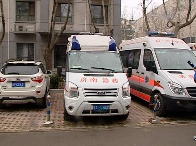 济南高架桥上救护车呼啸而来 竟然有私家车没有避让？