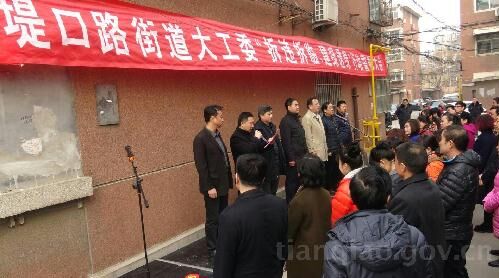 堤口路街道拆除12处自由违建门头房