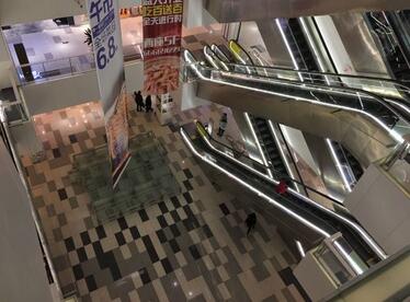 天津大悦城两幼童坠亡警示！记者探访济南商超隐患