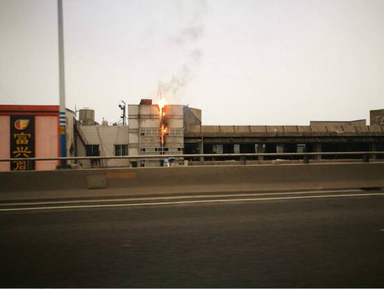 北园大街与东泺河路一沿街商业建筑突发火灾 火苗窜起2米多