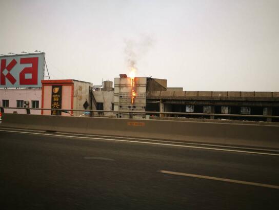 北园大街与东泺河路一沿街商业建筑突发火灾 火苗窜起2米多