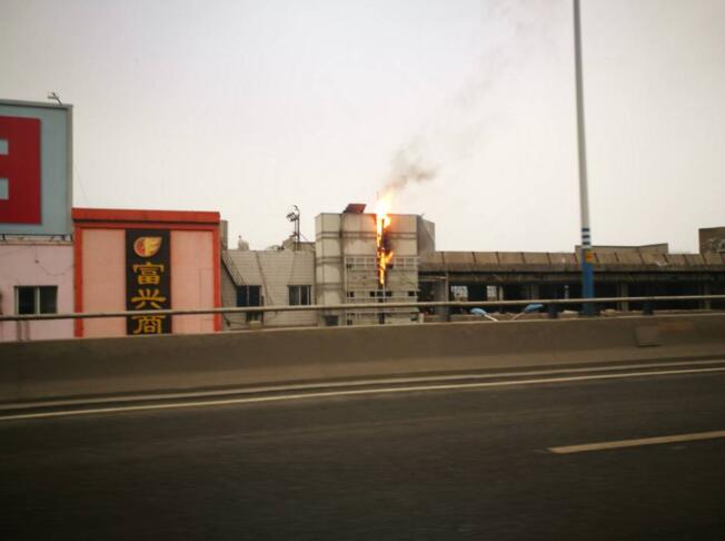 北园大街与东泺河路一沿街商业建筑突发火灾 火苗窜起2米多