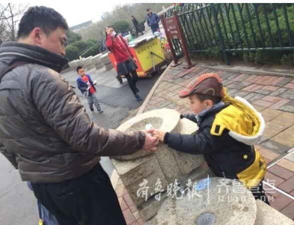 济南泉水直饮点恢复供水!设备已改造 大桶客该歇歇了