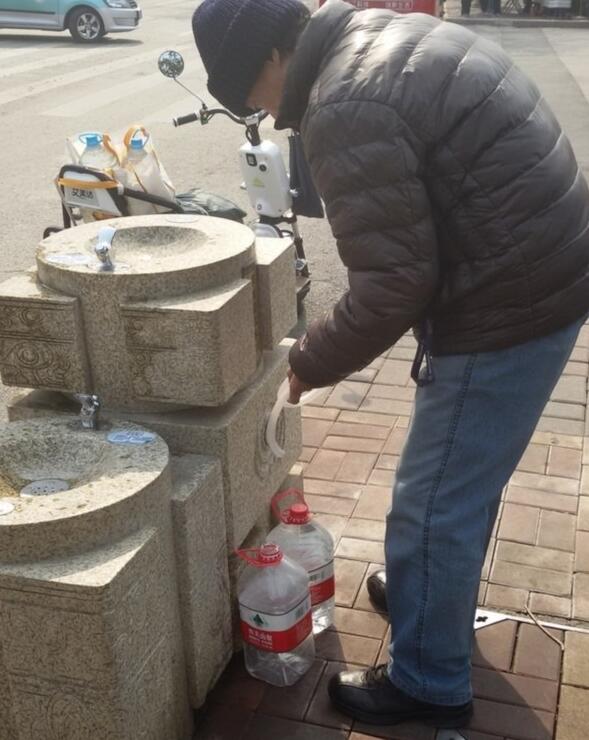 济南泉水直饮点恢复供水!设备已改造 大桶客该歇歇了