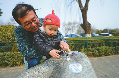 济南15处泉水直饮点完成改造 “大桶客”就带漏斗来了