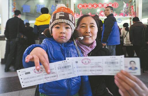 济南:汽车票实名第一天 300多没证客现补证明