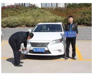 小伙悬挂鲁LAAAAA号牌上路炫耀 被拘留7日罚款两千
